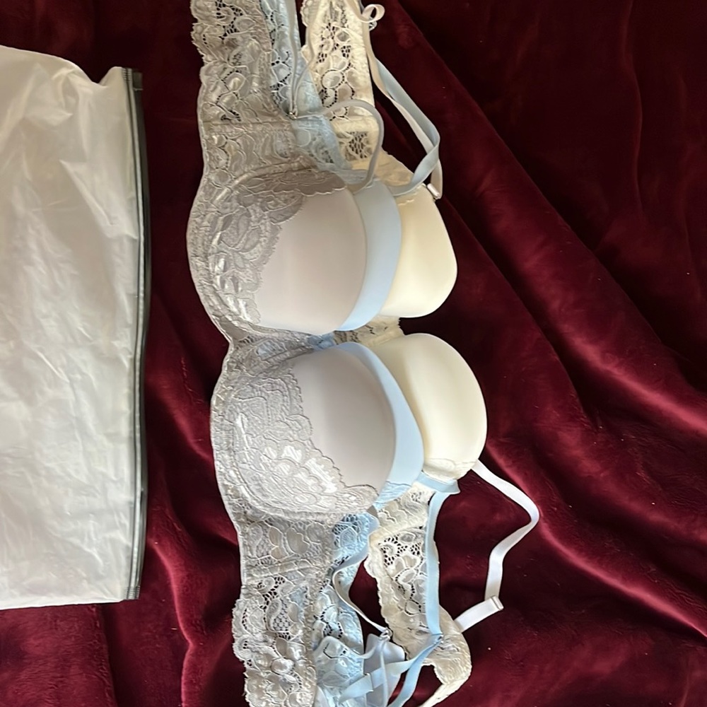 34b, never been wore… didn’t fit me..
